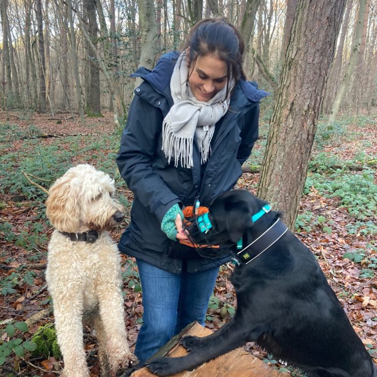 Hundetrainerin Ursula Paus mit Hund - mobile Hundeschule Bonn - Pfotenzeit