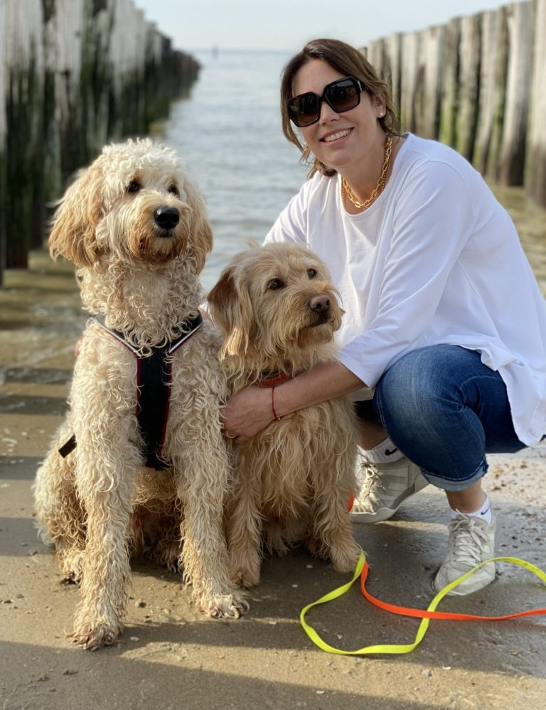 Ursula Paus als empathische Hundetrainerin mit ihren Hunden als Team - Hundeschule Bonn