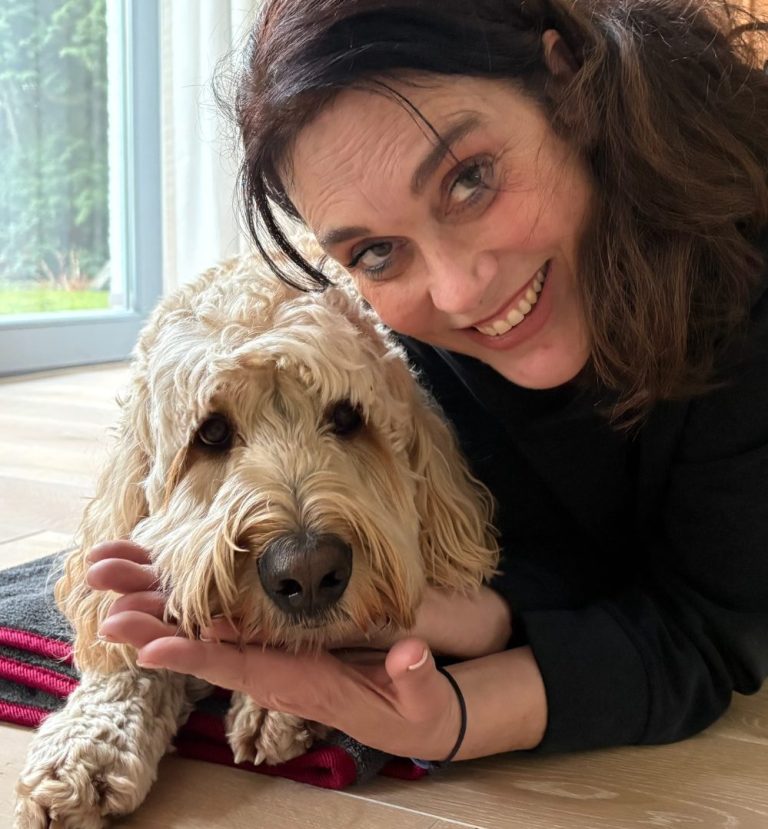 Hundetrainerin Ursula Paus mit Hund - mobiles Hundetraining und Hundeschule in Bonn 